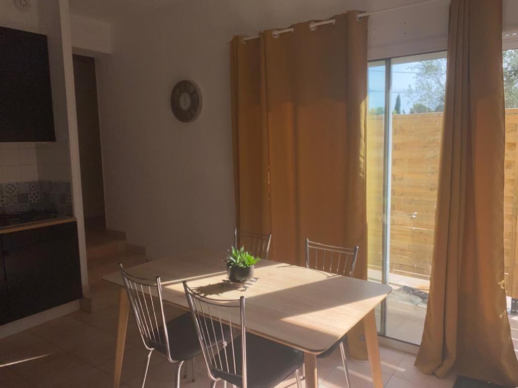 Appartement Velleron-4 Personnes Exterior photo